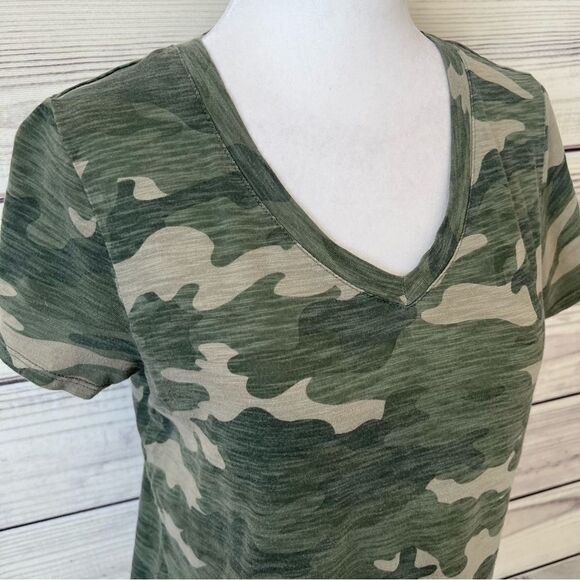 Old Navy Green Camo Print V Neck T-Shirt - Picture 2 of 6